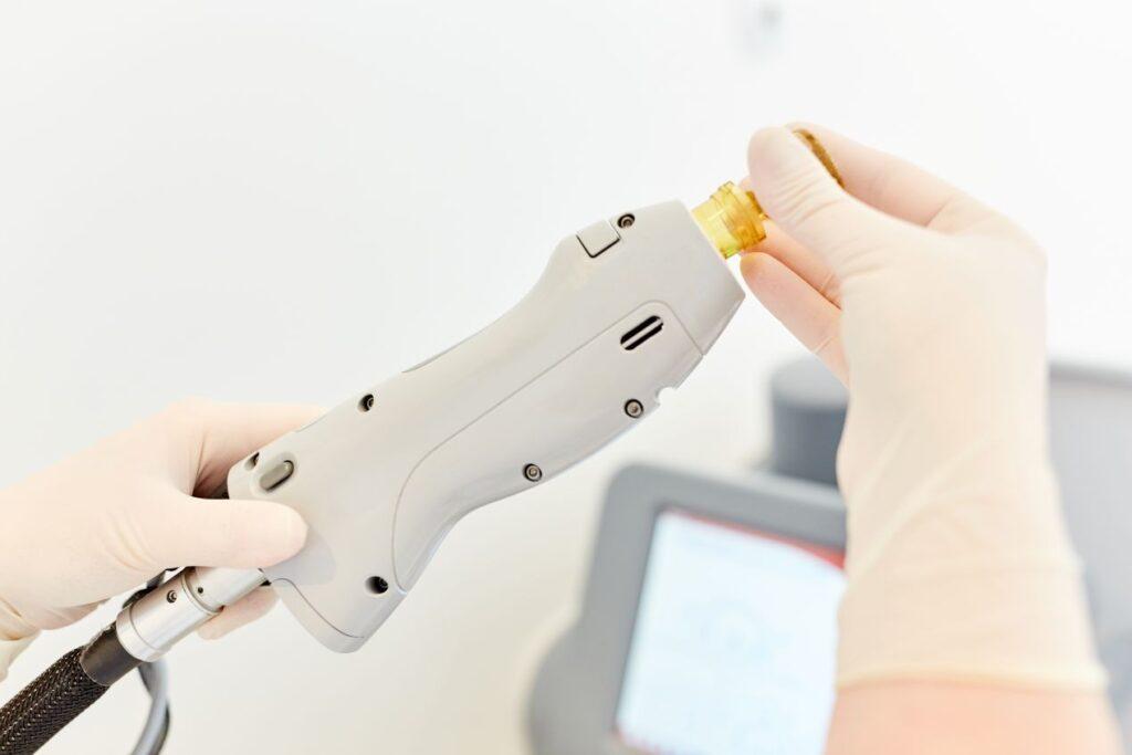 Detailaufnahme eines medizinischen Geräts für Laserhaarentfernung – moderne Technik für langfristige Ergebnisse