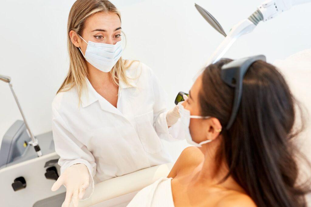 Kundin erhält professionelle Beratung zur Laserhaarentfernung durch geschulte Expertin in Praxis